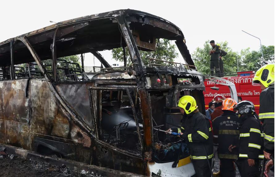 Al menos 10 niños muertos tras incendiarse un autobús escolar en Tailandia