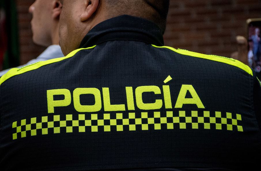 Asesinan a dos policías tras incursión de grupo armado en un departamento de Colombia