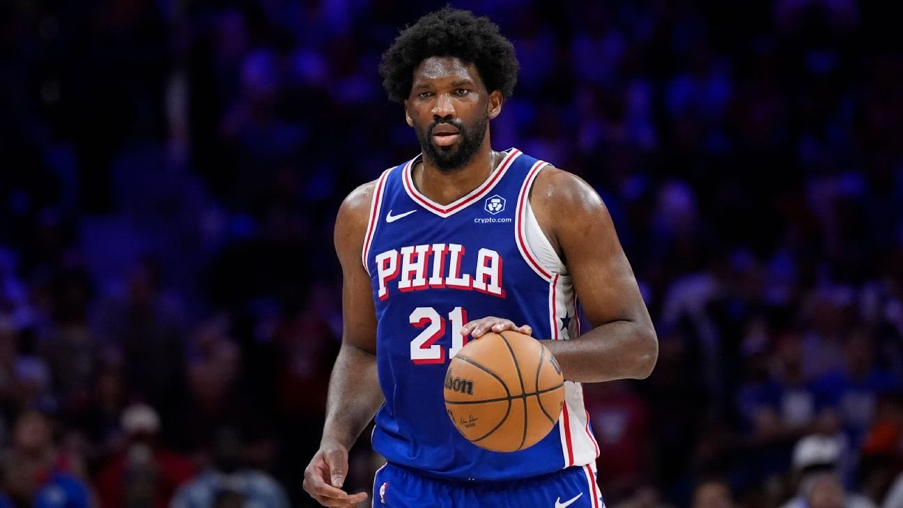 La NBA suspende tres partidos a Joel Embiid por empujar a un periodista