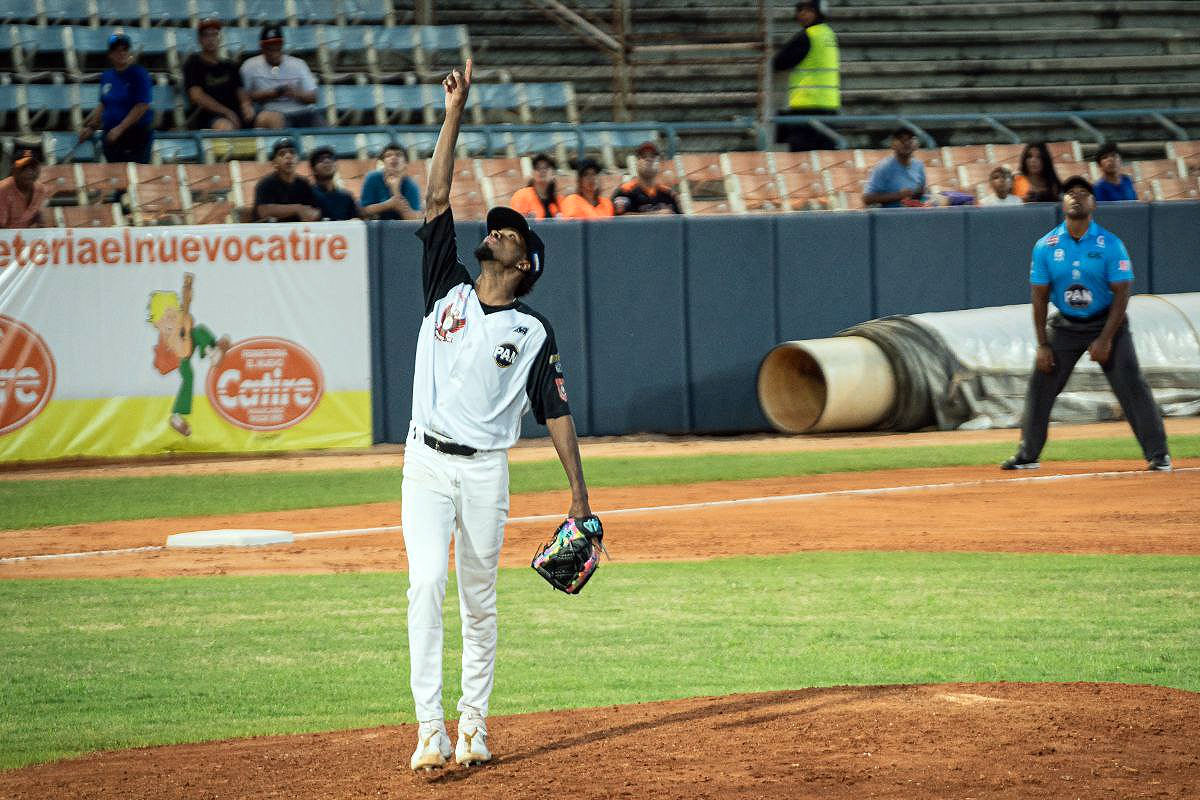 Águilas pegó primero en la doble tanda ante Tigres