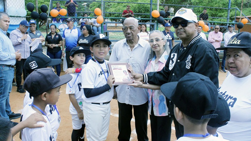 Glorias del beisbol, autoridades y amigos rindieron honores a Luis Aparicio en su Día