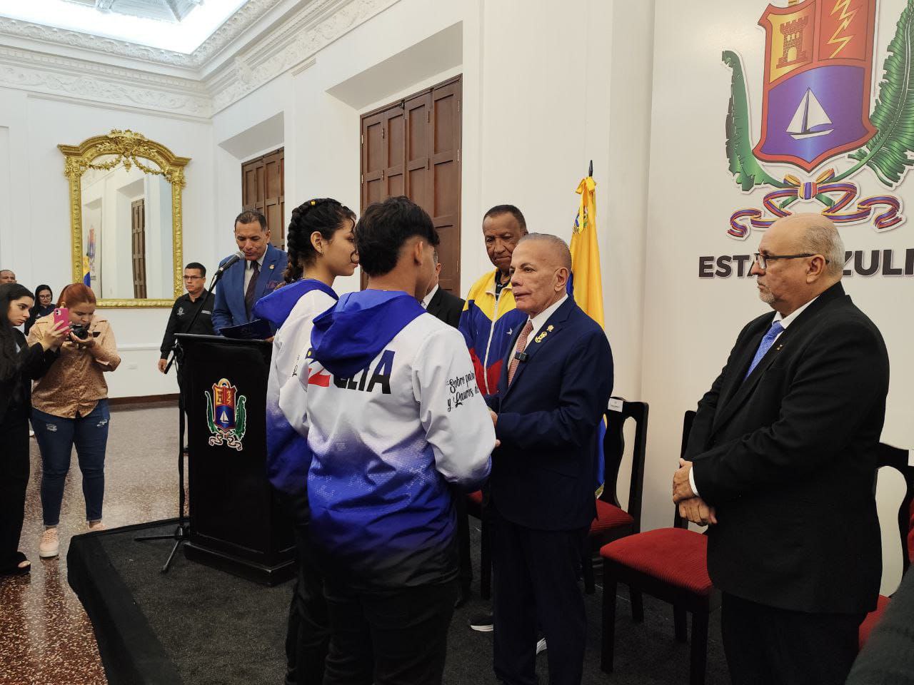 Gobernador Manuel Rosales entregó la bandera del Zulia a los atletas y paratletas rumbo a los Juegos Nacionales Oriente 2024