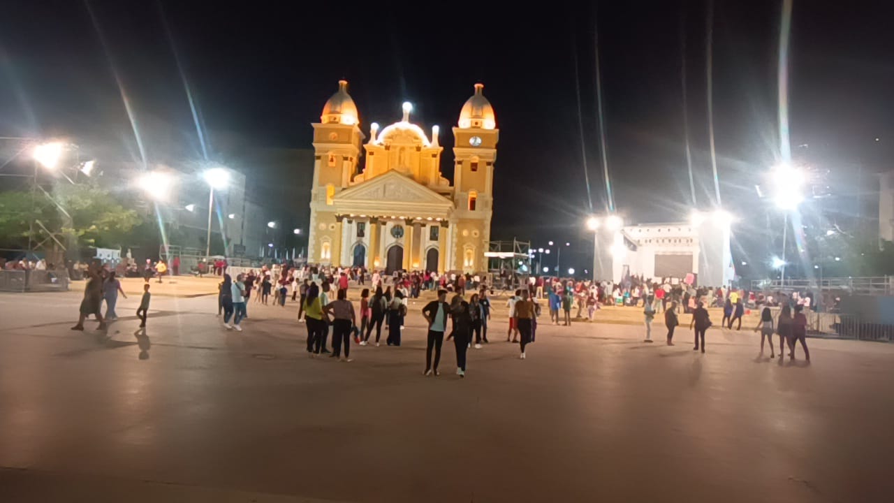 Ambiente festivo y alegre se vive en la Plazoleta de La Basílica con serenatas a La Chinita