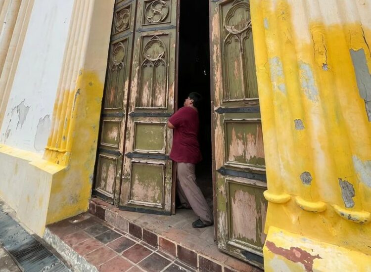 Se cae la puerta del Convento en la Plaza Baralt