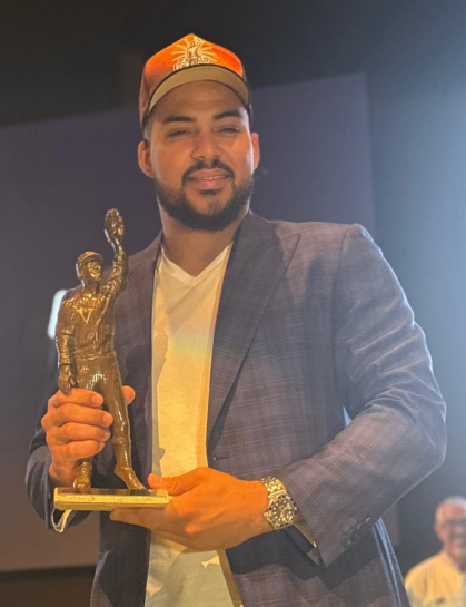 Anthony Santander recibe el premio Luis Aparicio