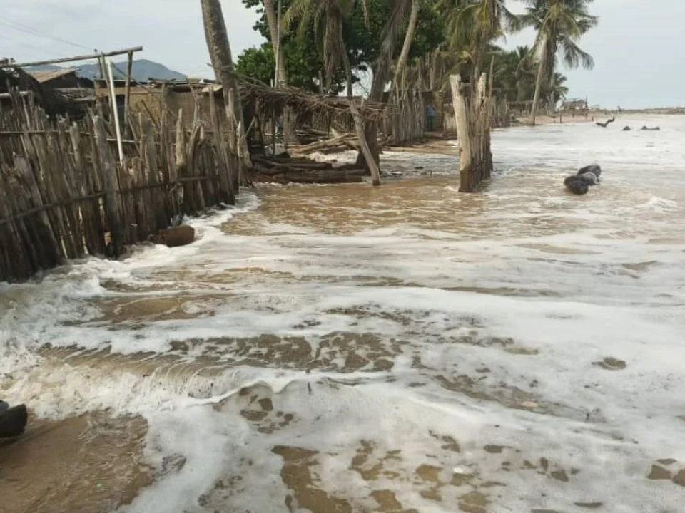 Autoridades evalúan el efecto del mar de leva en Anzoátegui