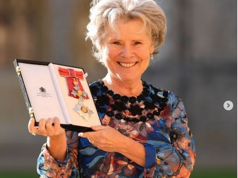 Protagonista de The Crown Imelda Stauton recibe honores de la realeza británica