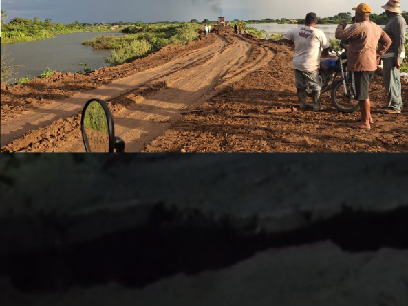 EMERGENCIA en Catatumbo como un solo hombre luchan contra el agua: El muro que levantan lo tumbó la corriente