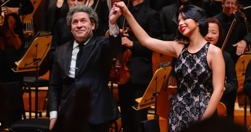 Dudamel dirigió y Ángela Aguilar cantó La Llorona con la Orquesta filarmónica de Los Ángeles: Ambos fueron aplaudidos