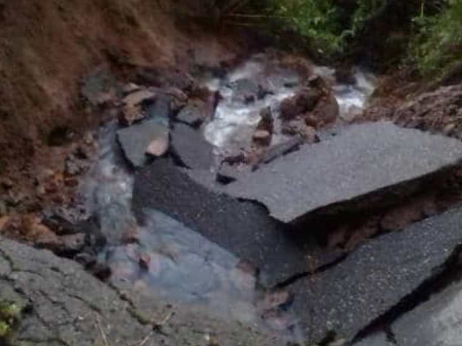 Reportan derrumbe de la carretera principal en Mérida tras fuertes lluvias