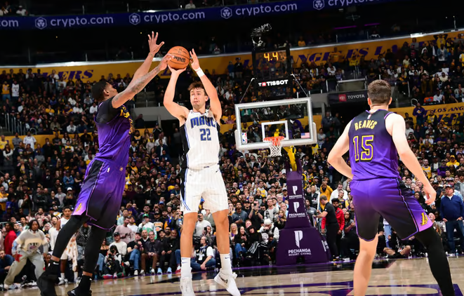 Magic da un golpe sobre la mesa contra Lakers sobre el final