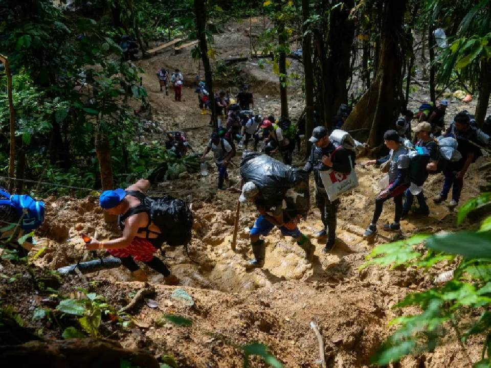 Más de 196.000 migrantes irregulares venezolanos han cruzado la selva del Darién este año