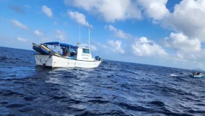 Rescatan a pescadores tras 48 horas de naufragio en La Guaira