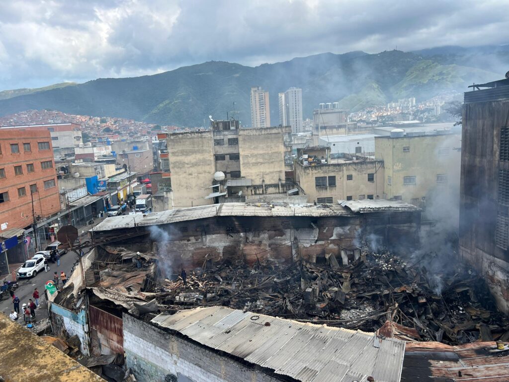 Incendio en galpón de Catia dejó pérdidas de más de 150 mil dólares