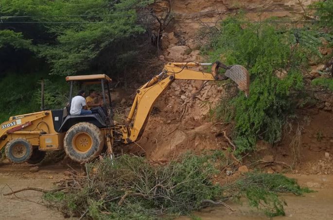 Conductores preocupados ante derrumbe del cerro El Milagro