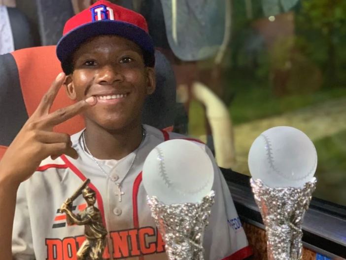 Polémica en el beisbol menor: pelotero dominicano fingió tener 14 años cuando en realidad tenía 19