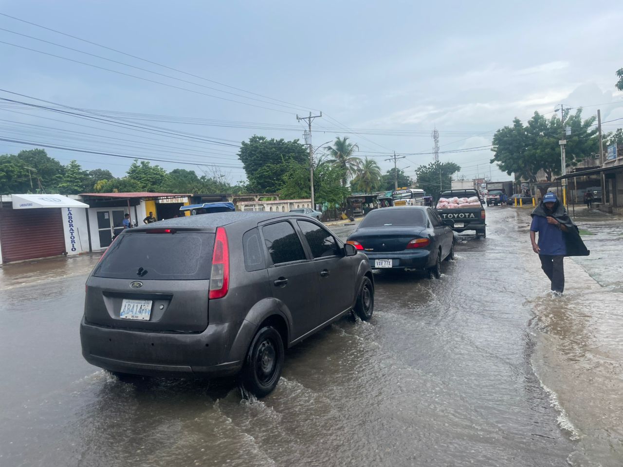 Fuertes lluvias colapsaron la cañada Fénix inundando al menos 30 comunidades en el oeste de Maracaibo