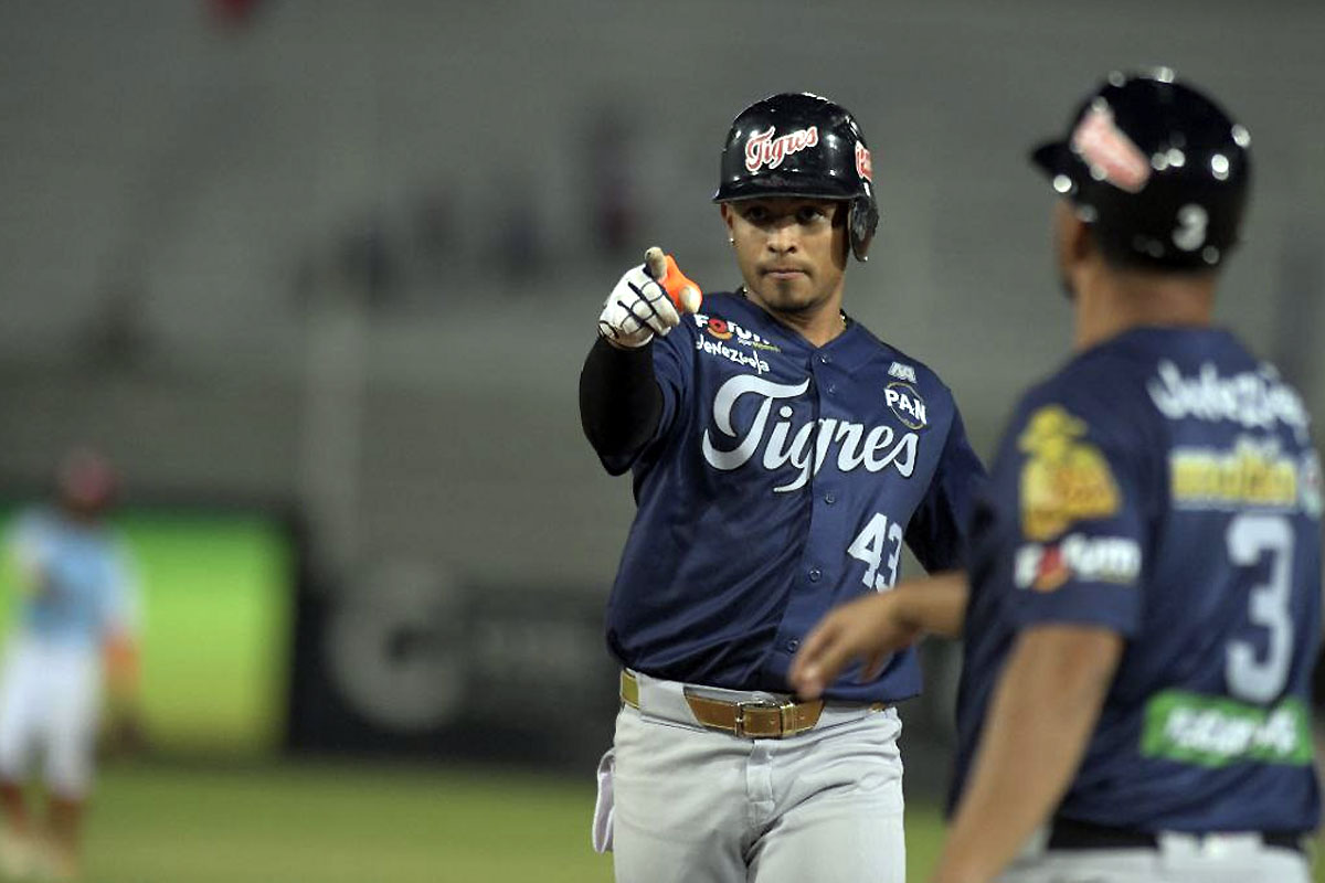 Tigres triunfó 8-3 ante Cardenales en territorio crepuscular