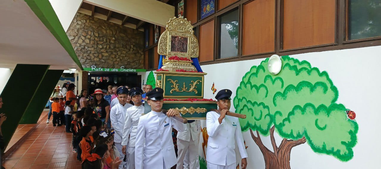 Con cantos, oraciones y gaitas, recibió la Fundación del Niño Zuliano la Virgen de Chiquinquirá