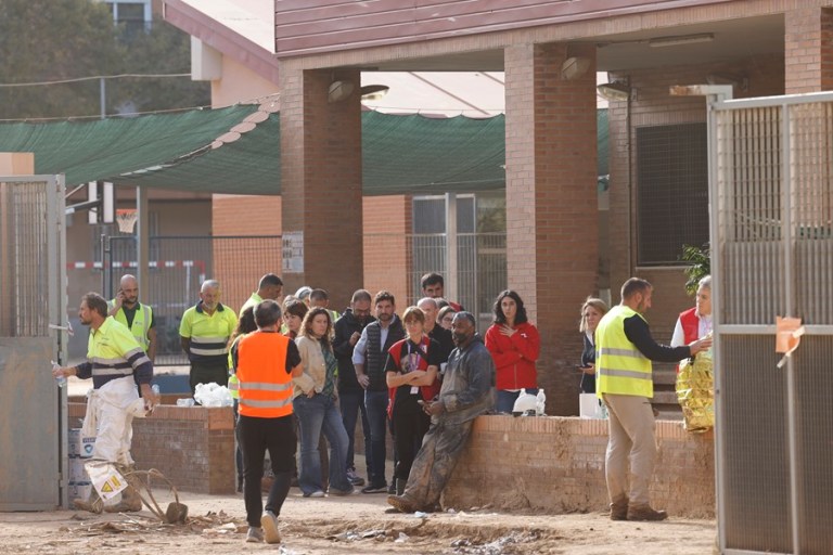 Muere un operario en Massanasa al caer parte del tejado de un colegio afectado por la Dana