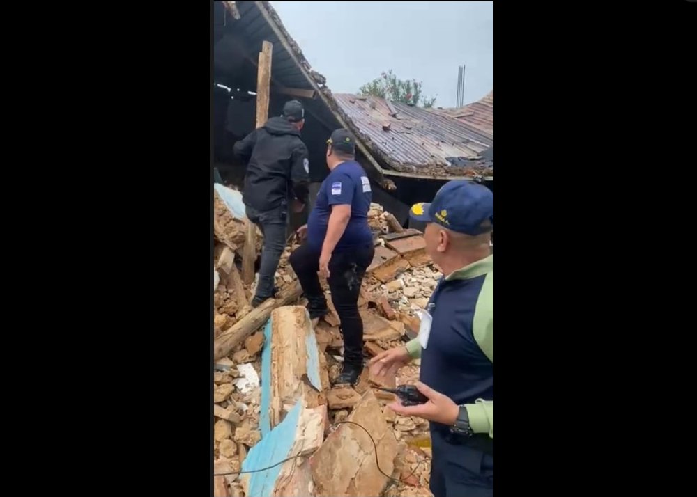 Lluvias provocan el derrumbe de una casa en el sector Belloso de Maracaibo: No hubo heridos