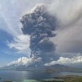 Cancelan unos 90 vuelos en Bali por nubes de ceniza de un volcán en Indonesia