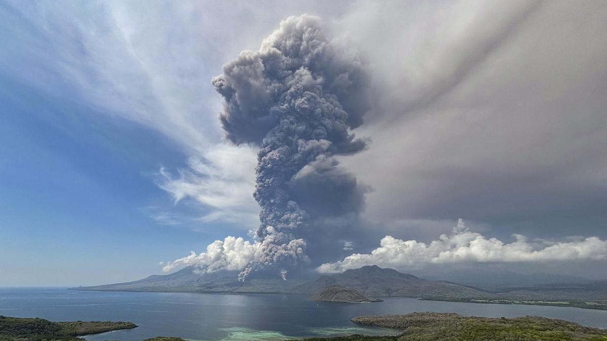 Cancelan unos 90 vuelos en Bali por nubes de ceniza de un volcán en Indonesia