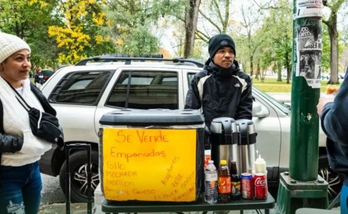 Pareja venezolana son la sensación en Chicago por su venta de empanadas