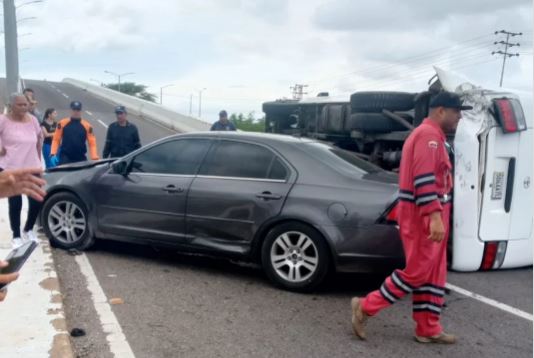 Seis heridos tras colisión y vuelco de una buseta en Punto Fijo