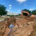 El domingo podría estar listo: Habilitados un centenar de hombres para reparar el colector de aguas fluviales que abrió boquete en la C-2