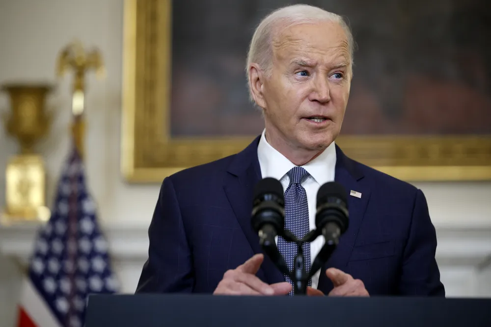 Juez declara ilegal plan de Biden que favorece a migrantes casados con estadounidenses