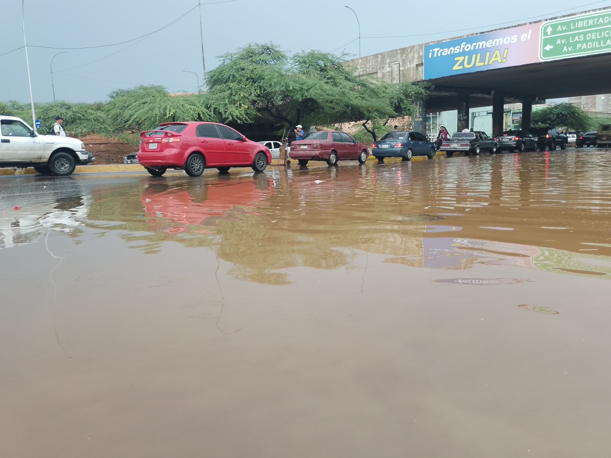 Calles de Maracaibo y San Francisco convertidas en ríos tras fuertes precipitaciones