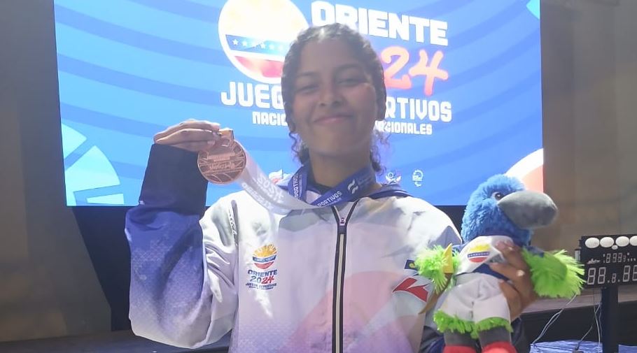 Daviana Sánchez con sable de bronce para el Zulia