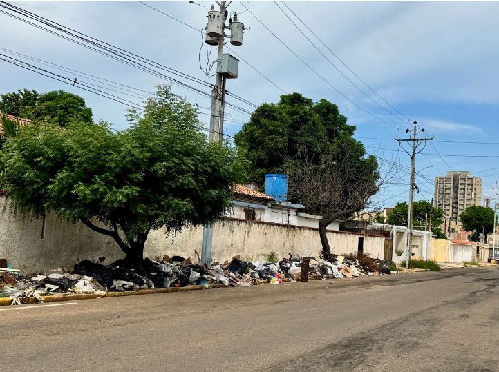 Habitantes de Tierra Negra denuncian que desde hace un mes se ahogan en basura