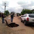 Se formó un cráter en el sector 9 de San Jacinto tras reventarse las tuberías de aguas servidas