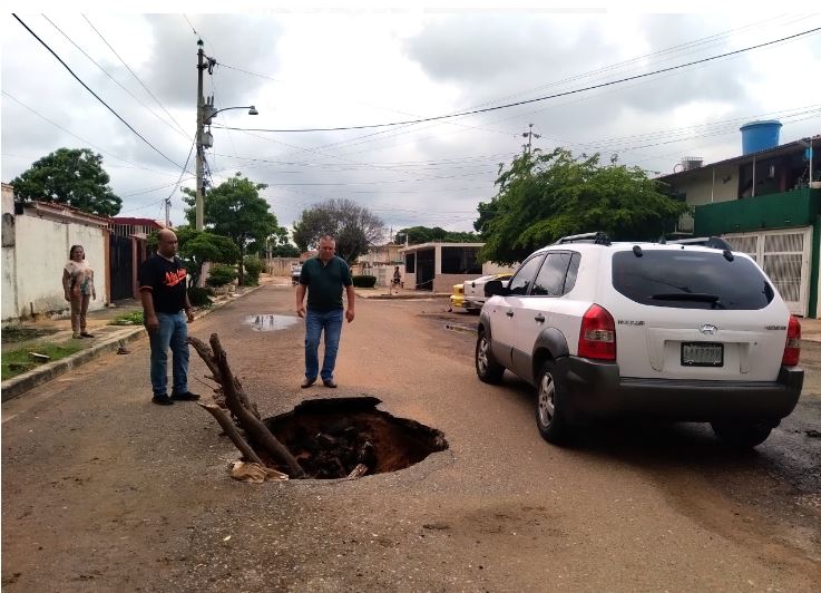 Se formó un cráter en el sector 9 de San Jacinto tras reventarse las tuberías de aguas servidas