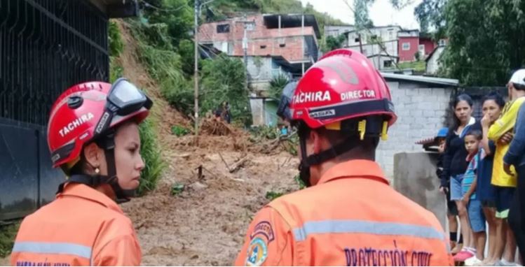 Un niño muerto y nueve heridos tras caer un autobús del transporte público por un barranco en Táchira