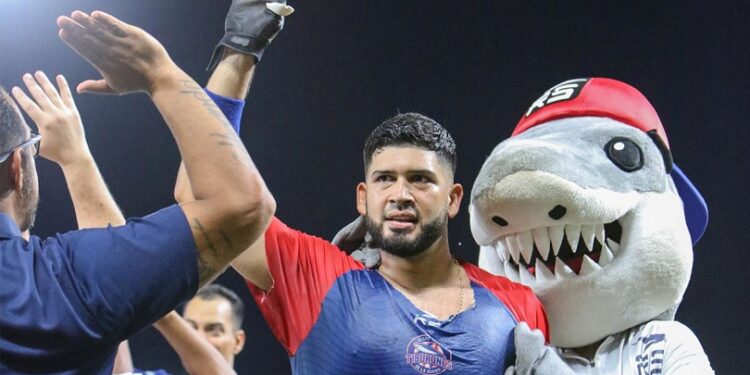 Tiburones de La Guaira deja en el terreno a Tigres de Aragua y vuelve a ser líder en solitario