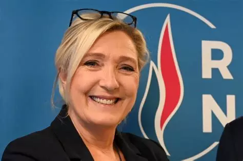 Le Pen amenaza con derrocar el Gobierno francés al sumarse a la moción de la izquierda 