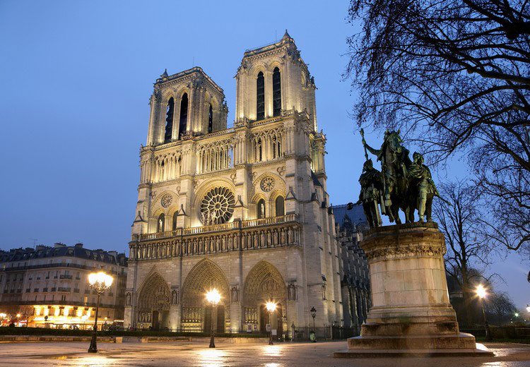 Notre Dame vuelve a abrir sus puertas cinco años después de incendio