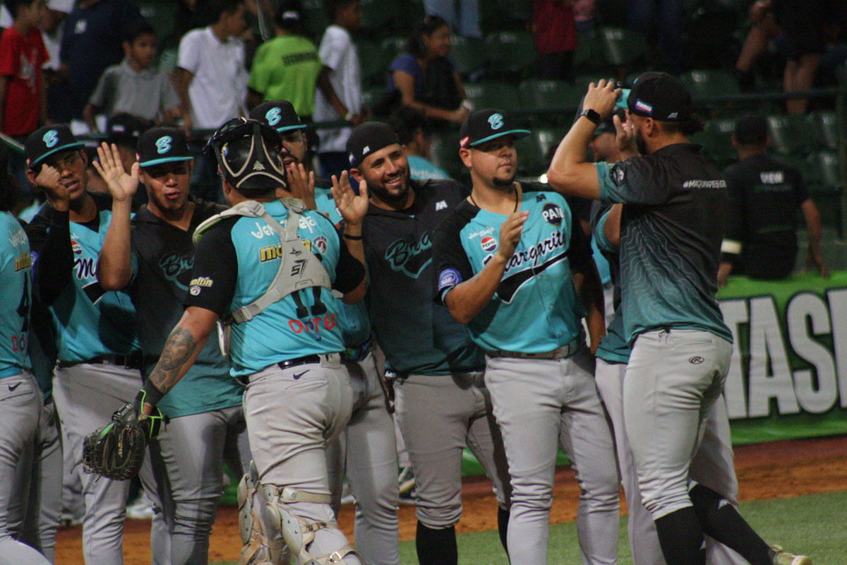 Jason López lideró la victoria de Bravos frente a Caribes