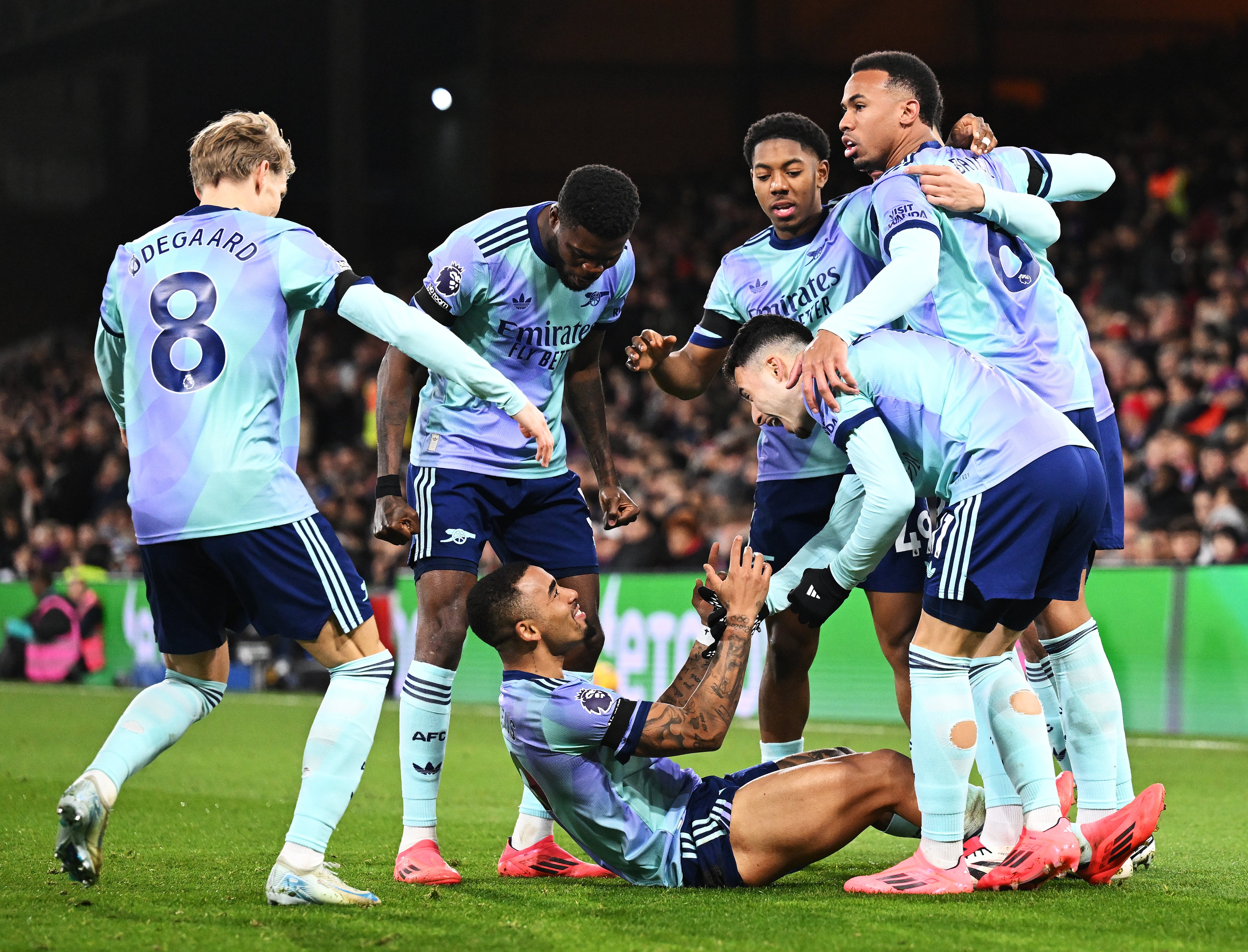 Arsenal vapuleó a Crystal Palace y sigue en la lucha por la Premier League