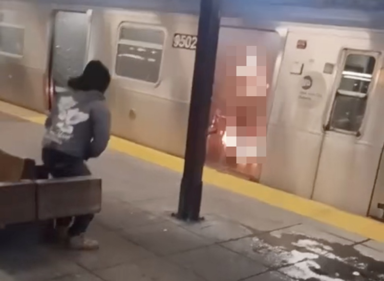 Un crimen ABOMINABLE: Quemó viva a una mujer en un vagón del metro de Nueva York