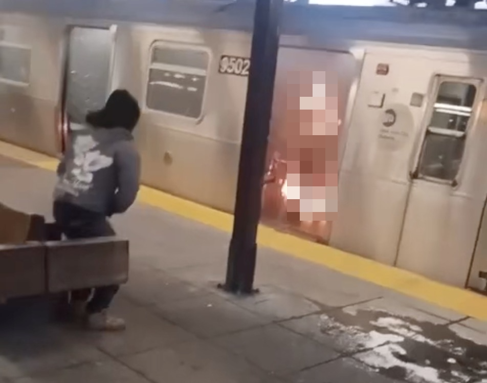 Un crimen ABOMINABLE: Quemó viva a una mujer en un vagón del metro de Nueva York