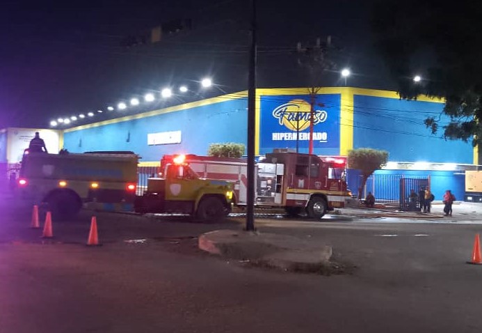 Incendio en hipermercado en la C-3 dejó  cuantiosas pérdidas materiales poco antes de la media noche de este 24-Dic