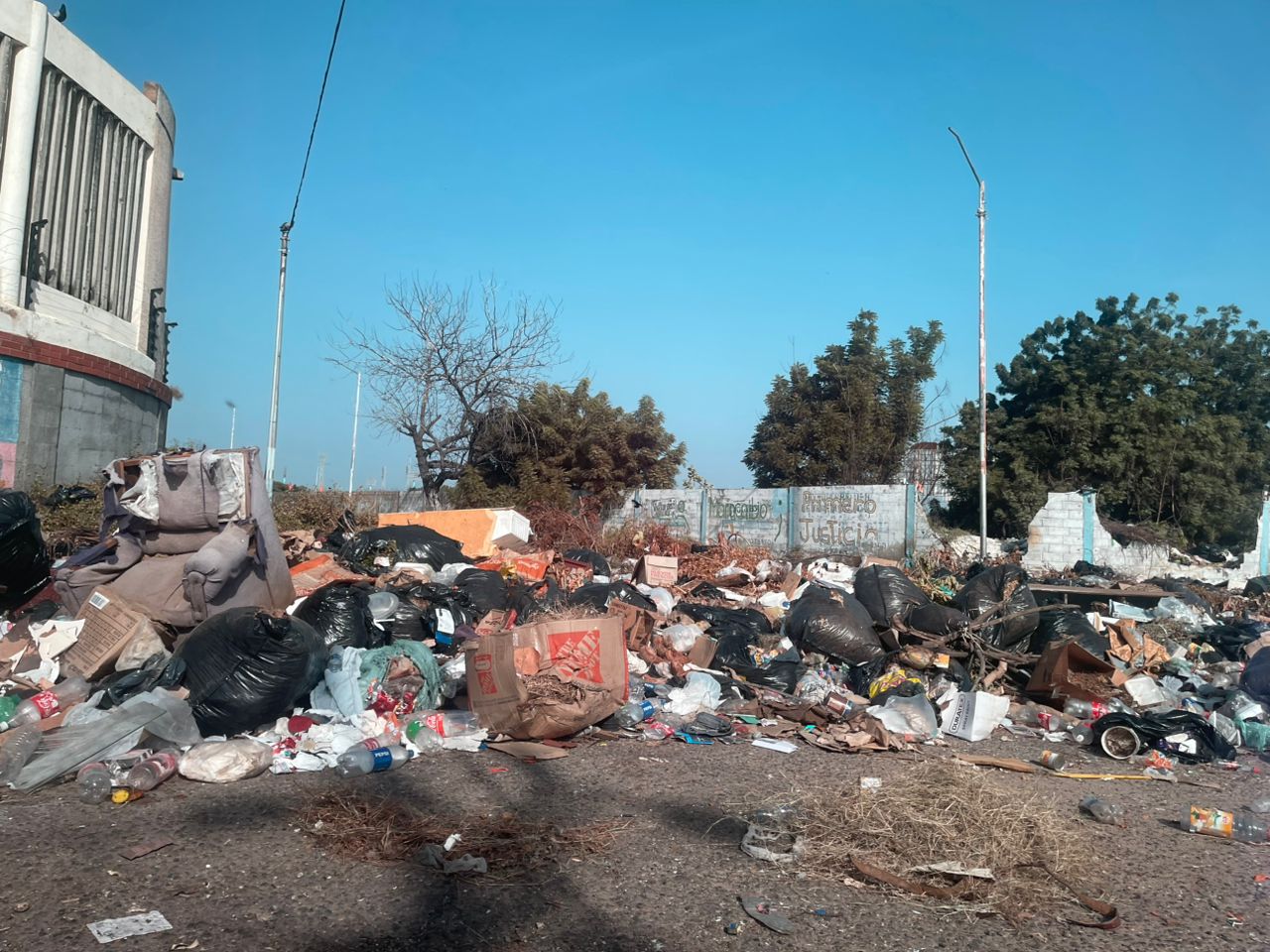 Denuncian vertedero de basura improvisado detrás del Centro Comercial Galerías Mall