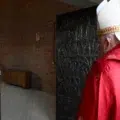 El papa Francisco abrió la Puerta Santa en la cárcel de Rebibbia, en Roma: 