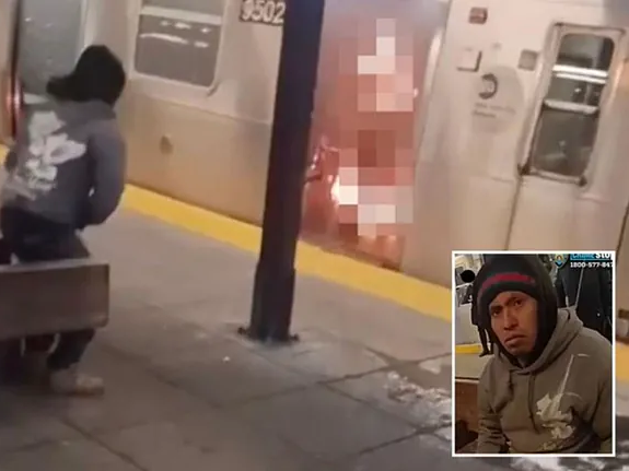 Muere una mujer quemada viva en el metro de Nueva York tras prenderle fuego un hombre a su ropa con un mechero