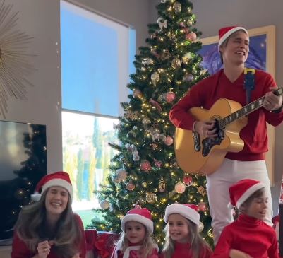 Carlos Baute y su familia cantan felices El Burrito sabanero en estas Navidades