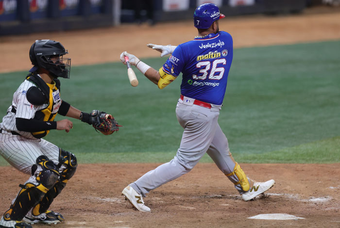 Tiburones cortó mala racha ante Leones